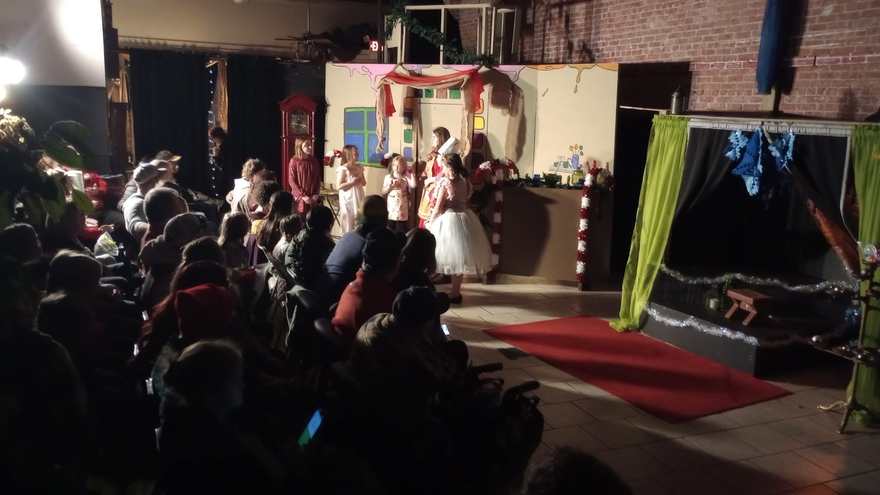 The performance seen from the back of the house, audience silhouettes in the foreground